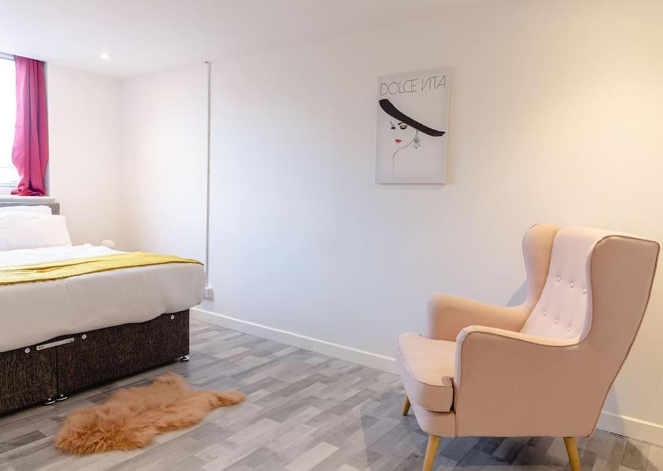 Appartamento 2 Bed With Free Parking Londra Esterno foto