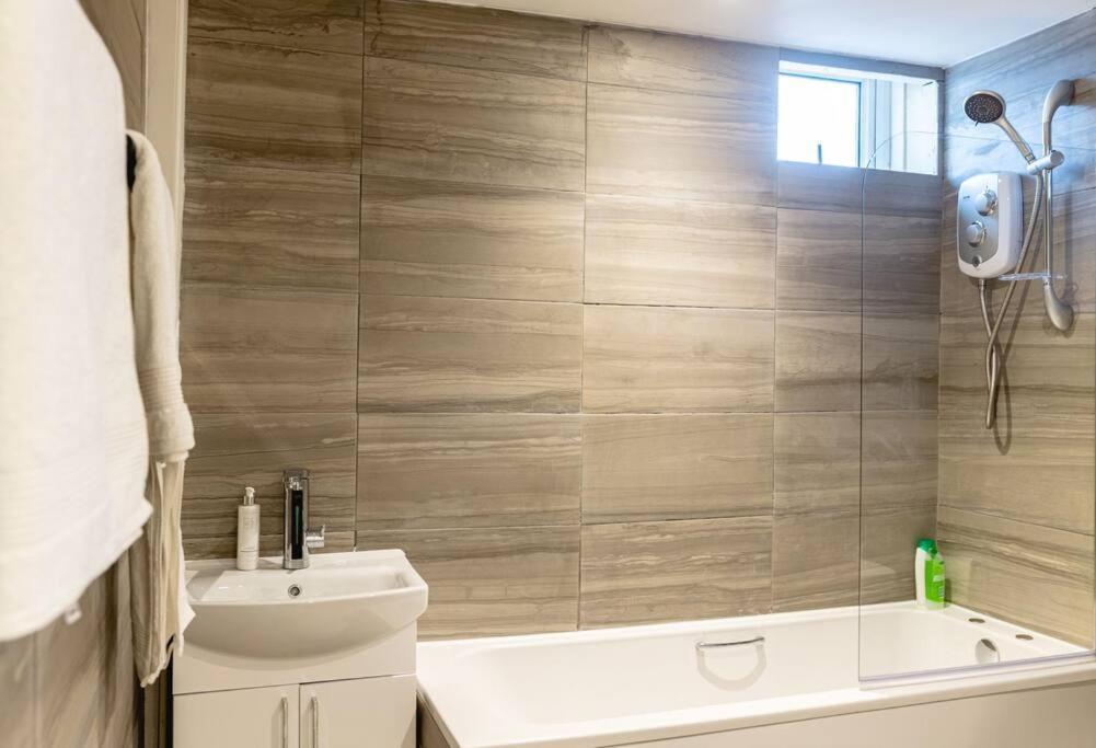 Appartamento 2 Bed With Free Parking Londra Esterno foto